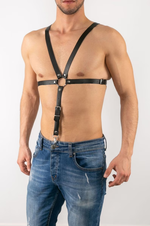 Erkek Suni Deri Göğüs Harness – Metal Halka Detaylı Ayarlanabilir Fantezi Giyim Aksesuarı