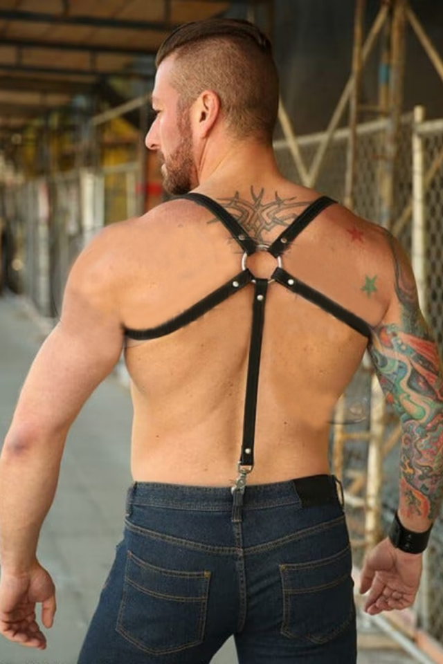 Erkek Siyah Deri Görünümlü Harness Askı – Ayarlanabilir Göğüs ve Sırt Kemerli Şık Tasarım