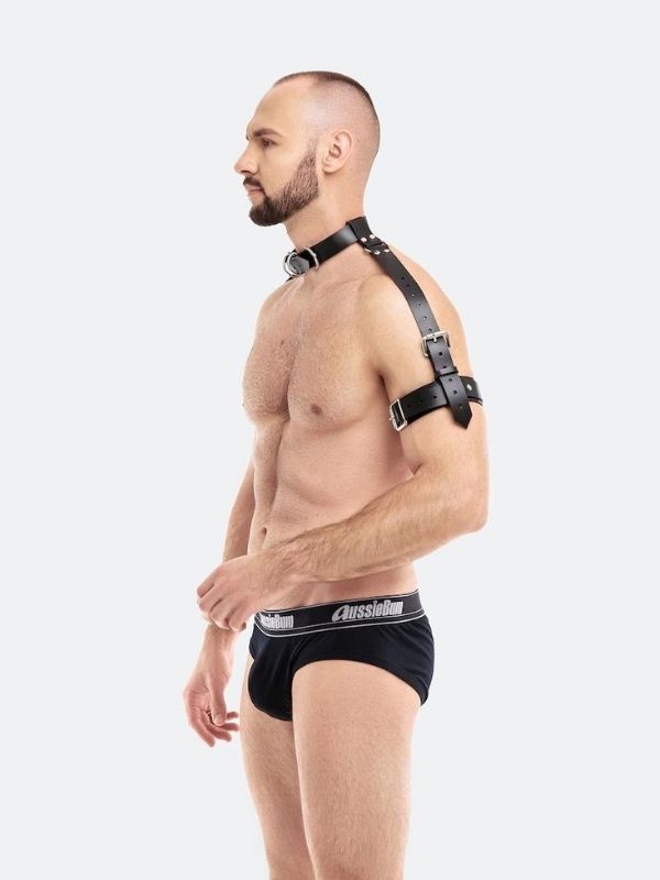Erkek Deri Harness Tek Omuzlu Gladyatör Kostüm Aksesuarı – Ayarlanabilir Siyah Deri Göğüs ve Kol Harness