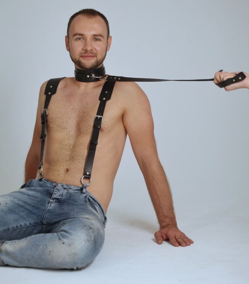 Erkek Deri Harness Seti – Boyun Tasmalı, Omuz ve Kol Detaylı Siyah Deri Kostüm Aksesuarı