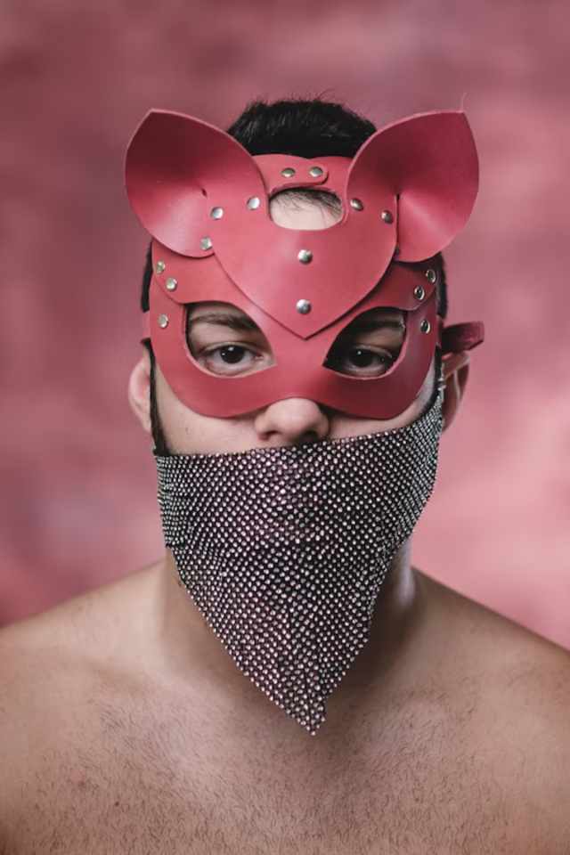 Erkek Kırmızı Fantezi Maske – Kalp ve Kulak Detaylı Rivetli Kostüm Maskesi